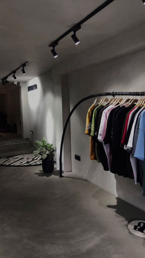 Clothing Brand Warehouse Aesthetic, Pop Up Shop Aesthetic, Mezon Decoration, Retail Worker Aesthetic, Small Showroom Ideas, Aesthetic Clothing Store Interior, Fitting Room Design, Men's Clothing Store Design, Small Clothing Store Interior