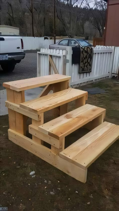 Cement Block Steps, Wood Stairs Outdoor, How To Build Porch Steps, Diy Projects With Wood, Diy Stairs Outdoor, Stairs Outside, Stairs Diy, Pallet Stairs, Diy Above Ground Pool