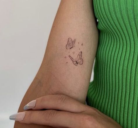 Tiny Butterfly Tattoo, Butterfly Tattoo On Shoulder, Basic Tattoos, Small Girly Tattoos, Small Pretty Tattoos, Petite Tattoos, Inspiration Tattoos, Small Hand Tattoos, Discreet Tattoos