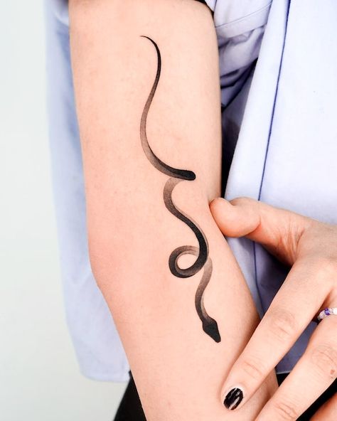 Snake arm tattoo by @choiyun_tattoo Tato Minimal, Snake Tattoo Design, Hand Tattoos For Women, Snake Tattoo, Black Ink Tattoos, Elegant Tattoos, Feminine Tattoos, Simplistic Tattoos, A Snake