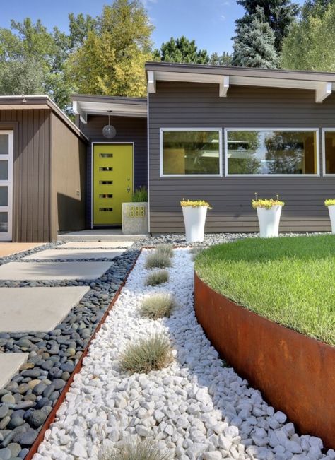 Midcentury Modern Landscaping, Mid Century Landscaping, Mid Century Modern House Exterior, Mid Century Landscape, Mid Century Modern Exterior, Mid Century Exterior, Modern Front Yard, Home Exterior Makeover, Front Yard Design