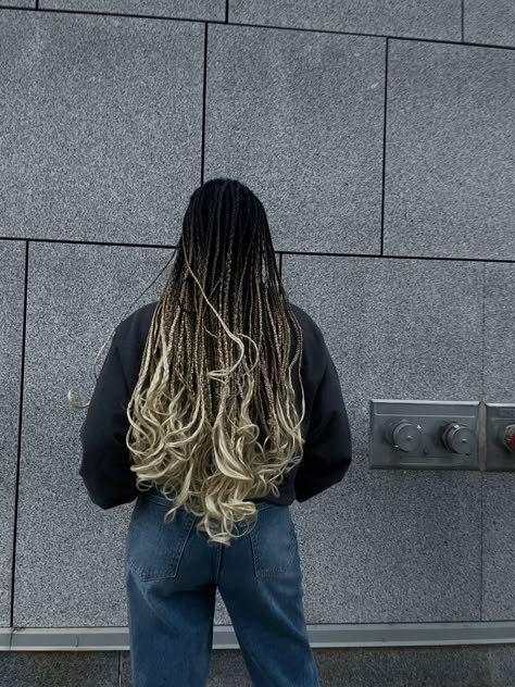 Back view of black to blonde ombré curled tips box braids Ombre French Curl Braids, Blonde French Curl Braids, French Curls Braids, French Curl Braids, Curl Braids, Ombre Braid, French Curl, Goddess Braids Hairstyles, Faux Locs Hairstyles