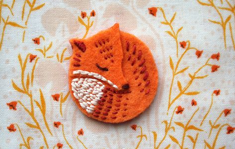 Tovad Ull, Fox Crafts, Baby Mobil, Felt Fox, Felt Crafts Christmas, Felt Embroidery, Felt Patterns, Felt Brooch, Felt Christmas Ornaments