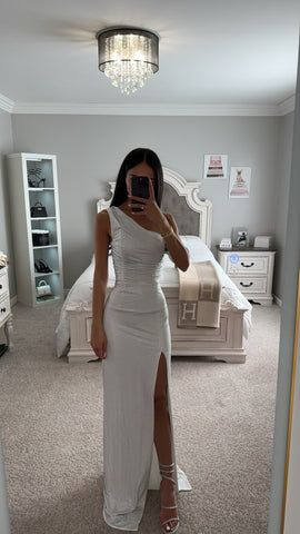 Uske Haljine, Outfit For Prom, Prom Dresses White, White Prom Dresses, Class Of 2026, Sweet 17, Classy Gowns, White Prom Dress, Cute Prom Dresses