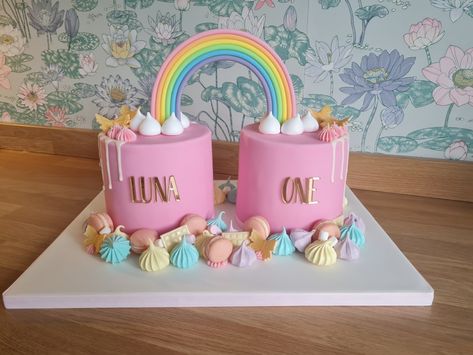 Double cake with rainbow topper Double Rainbow Cake, Twin Cakes, Double Cake, Rainbow Topper, Cake With Rainbow, Decor Tort, Girls First Birthday Cake, Twin Birthday Cakes, Twins Cake