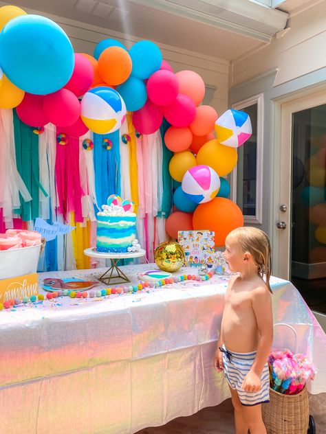 Dive Into Five Birthday, Themed Pool Party, Beach Ball Birthday, Beach Theme Birthday, Beach Ball Party, Popsicle Party, Pool Party Themes, Pool Party Kids, Splash Party