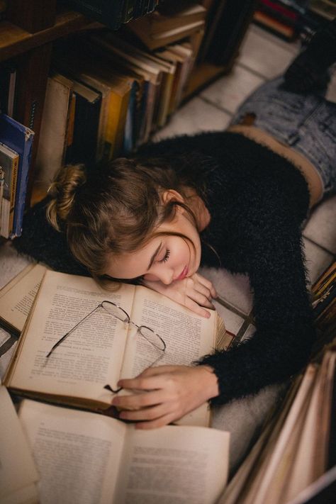 Library Photo Shoot, Book Photography Instagram, An Open Book, Fotografi Vintage, Shotting Photo, Portrait Photography Poses, Cute Photography, Photography Poses Women, Trik Fotografi