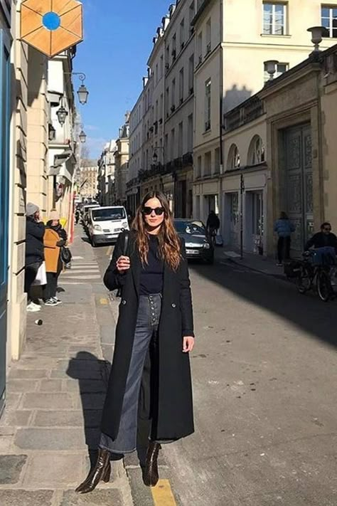 Casual Chic French Style, Parisian Style Boots, French Style Autumn Outfits, French Women Winter Style, French Fashion Women Winter, French Workwear Women, French Women Outfits, Minimalist Boho Outfits, Trenchcoat Outfits Women