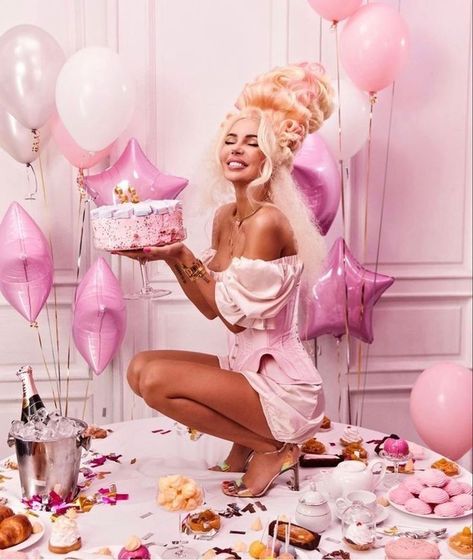 Cake Photoshoot, Sweet 16 Photos, 21st Birthday Photoshoot, Cute Birthday Pictures, Creative Photoshoot Ideas, Glam Photoshoot, Fun Photoshoot, 22nd Birthday, Birthday Photography