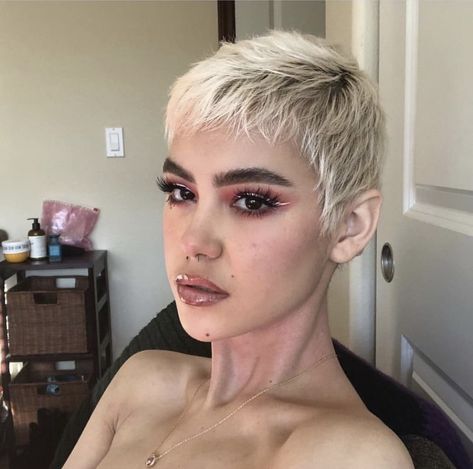 Short Buzzed Hair, Buzzed Hair Women, Short Punk Hair, Short Blonde Pixie, Super Short Haircuts, Short Sassy Hair, Super Short Hair, Haircut Inspiration, Punk Hair