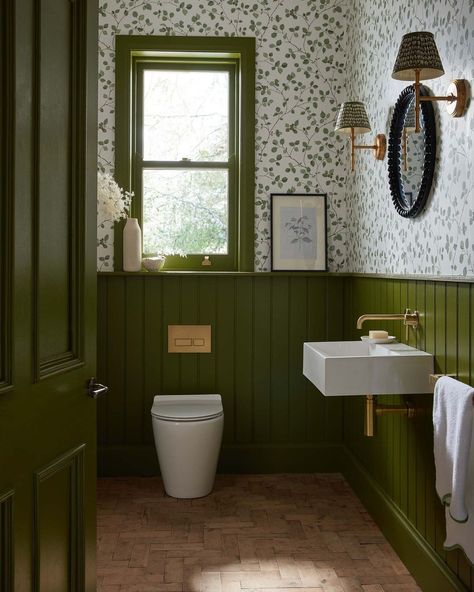 REBECCA UDALL on Instagram: “The green panelled walls (Jewel Beetle by @littlegreenepaintcompany) and organic-inspired wallpaper (Hassel by @sandbergwallpaper) combine…” Small Downstairs Toilet, Jewel Beetle, Toilet Room Decor, Bathroom Paneling, Downstairs Loo, Stylish Wallpaper, Downstairs Toilet, Edwardian House, Cottage Bathroom