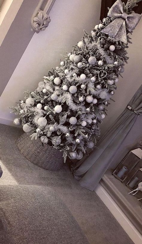 Grey Christmas Tree, Amazing Christmas Trees, Christmas Tree Inspo, Glam Christmas Decor, Silver Christmas Decorations, Christmas Tree Decorating Themes, Glam Christmas, Farmhouse Christmas Tree, Grey Christmas