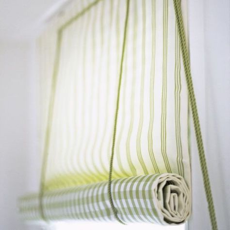 Follow this simple step-by-step guide to create an eye-catching blind Tenda Tutorial, Roll Up Curtains, Fabric Roller Shades, Modern Blinds, Living Room Blinds, Curtain Hanging, Bedroom Blinds, Diy Blinds, Blinds Design