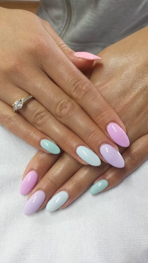 Unghie multicolori MA chic: le regole d’oro e tantissime immagini ispirazione! Bright Summer Nails Designs, Bright Summer Nails, Indigo Nails, Her Nails, Nails 2020, Easter Nails, 2020 Trends, Pastel Nails, Nail Designs Spring