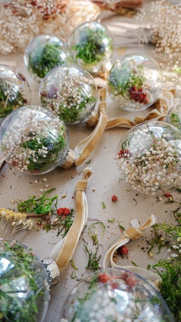 Dried Floral Christmas Ornaments, Diy Floral Ornaments, Glass Ball Ornaments Diy, Bauble Ideas, Medieval Christmas, Merry Crisis, Rub And Buff, Clear Plastic Ornaments, Christmas Workshop