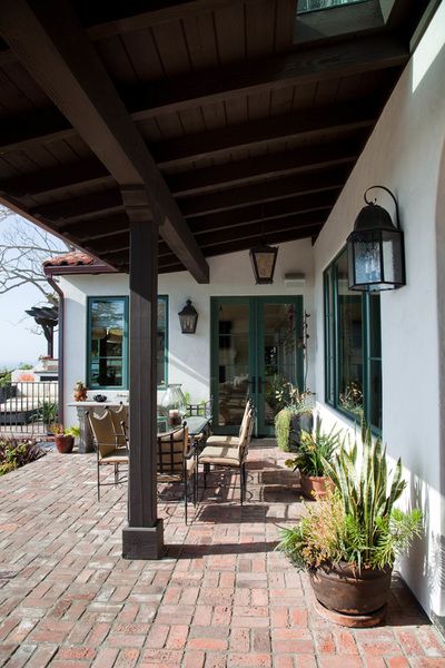 Spanish Style Pavers, Spanish Revival Dining Room, Courtyard Inspiration, Mediterranean Patio Ideas, Patio Ideas Decor, Modern Spanish Revival, Spanish Exterior, Mediterranean Patio, New Mediterranean