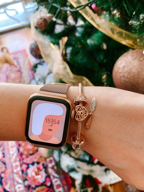 Rose Gold Apple Watch Band Ideas, Apple Watch And Pandora Bracelet, Bracelet And Apple Watch, Apple Watch Outfits Women, Apple Watch Style Women, Apple Watch Outfit, Apple Watch Rose Gold, Pandora Rose Gold Bracelet, Stylish Watches For Girls