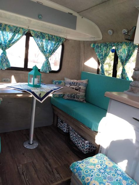 Retro Trailer Remodel, Small Travel Trailer Remodel, Small Travel Trailer, Rv Style, Hippie Camper, Camper Diy, Trailer Organization, Retro Trailer, Small Travel Trailers