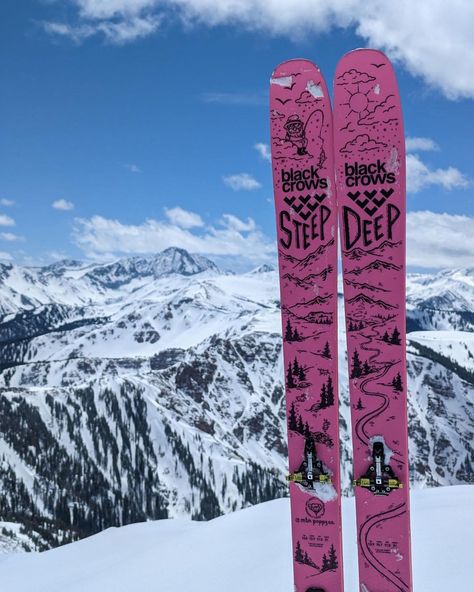 Ski Painting Ideas, Skis Drawings, Snowboard Painting Ideas, Painted Snowboard, Ski Steeze, Suh Dude, Snowboard Designs, Snow Park, Ski Brands