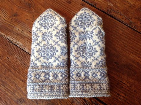 Latvian mittens were knit originally on needles varying in size from 0-0000 (2-1.25 mm, 13-16 English). The yarn was usually a fine 2-ply homespun similar to an 8/2 weaving yarn or as fine as a “fingering yarn”. The pattern asks that you find your own gauge with your own needles and yarn and then adjust the graph based on a sizing chart at the back of the book. Latvian Mittens Pattern, Knitting Patterns Hats Women, Latvian Mittens, Knitted Mittens Pattern, Crochet Cat Pattern, Crochet Baby Cardigan, Weaving Yarn, Beginner Knitting Projects, Crochet Socks