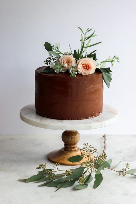 One Bowl Chocolate Cake with Double Chocolate Buttercream Dessert Design, Cake With Flowers, Fresh Flower Cake, Slow Cooker Desserts, Brownie Desserts, Chocolate Wedding Cake, Chocolate Heaven, Oreo Dessert, Chocolate Buttercream