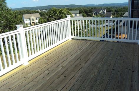 Pressure treated deck with white railing Unique Deck Railing Ideas, Vinyl Deck Railing, Wood Deck Designs, Wood Deck Railing, Aluminum Railing Deck, Deck Railing Ideas, Railing Designs, Vinyl Deck, White Deck