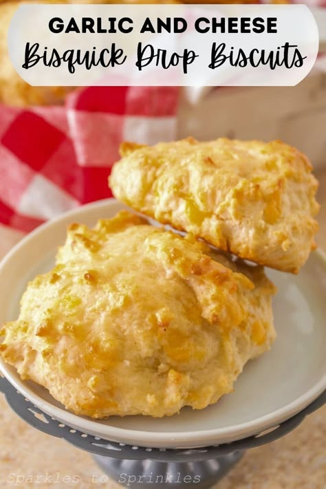 These Garlic and Cheese Bisquick Drop Biscuits are so easy to make as they combine Bisquick, cheese, milk, and garlic powder to make these super flavorful biscuits in just 22 minutes. They are the perfect side to every meal! Bisquick Drop Biscuits, Bisquick Inspired Recipes, Garlic Cheese Biscuits, Bisquick Biscuits, Buttermilk Biscuits Easy, Easy Biscuit Recipe, Garlic Cheese Bread, Bisquick Recipes, Drop Biscuits