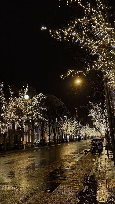 Rainy France Aesthetic, Christmas Street Photography, Winter In Paris Aesthetic, Christmas Light Aesthetic, Paris Christmas Aesthetic, Christmas In Paris Aesthetic, Rainy Night In Paris, Christmas City Lights, Christmas Street Lights