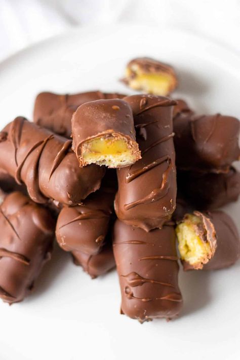 Twix Bars Recipe, Milk Chocolate Bark, Homemade Twix Bars Recipe, Homemade Twix Bars, Twix Bars, Chewy Caramel, Twix Bar, Chocolate Recipes Homemade, Buttery Shortbread