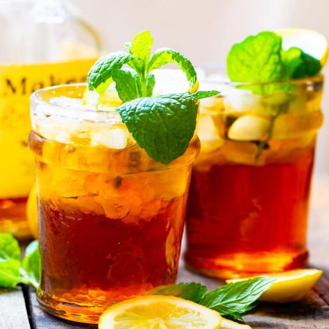 Sweet Tea Mint Juleps - Spicy Southern Kitchen Southern Cocktail, Julep Recipe, Mint Julep Recipe, Sweet Tea Recipes, Healthy Chinese, Mint Juleps, Southern Sweet Tea, Southern Kitchens, Kentucky Derby Party