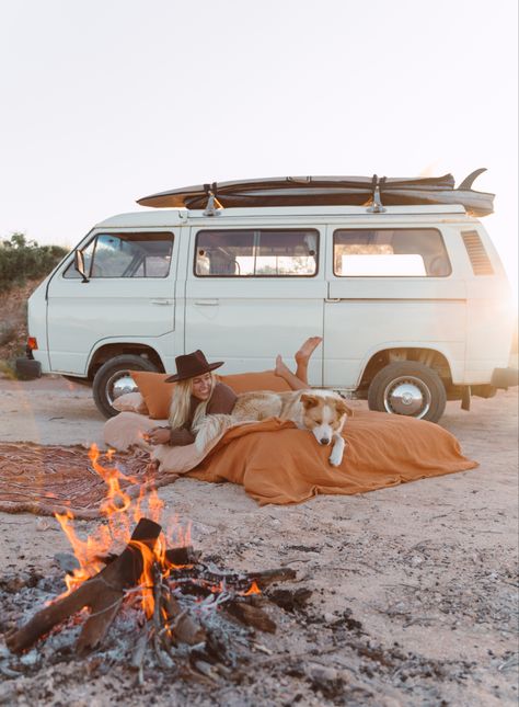 Van by a campfire Terracotta Quilt, Vw T3 Camper, Paddle Boarding Pictures, Volkswagen Minibus, T3 Vw, Van Accessories, Magical Life, Van Living, Adventure Couple