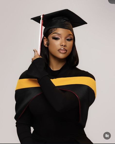 Convocation Outfit, Graduation Shoot Ideas, Graduation Ceremony Outfit, Nursing Graduation Pictures, College Graduation Photoshoot, College Graduation Pictures Poses, Graduation Look, Graduation Photography Poses, College Graduation Pictures