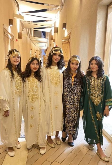 Arabic Night Outfit, Bahrain Clothes, Emirati Fashion, Emirati Dress, Saudi Arabia Clothing, Arabian Nights Dress, Asian Core, Arabic Night, Saudi Traditional