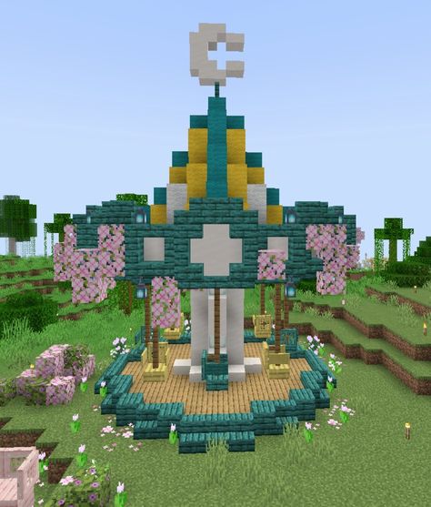 Minecraft Gift Shop Build, Cute Minecraft Rollercoaster, Amusment Parks Minecraft, Theme Park Minecraft Ideas, Minecraft Theme Park Builds, Ferris Wheel Minecraft, Kidcore Minecraft Builds, Circus Minecraft Build, Minecraft Amusement Park Entrance