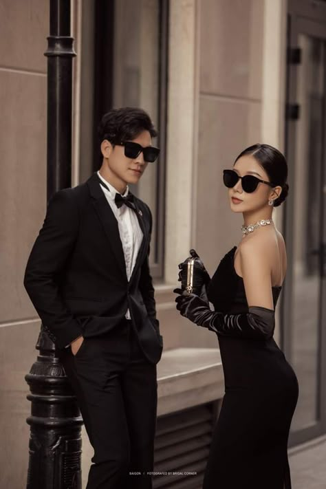 Couple Outfits Prewedding, Best Prewedding Photo Ideas, Black Outfit Prewedding, Couple Fashion Shoot, Engagement Photos All Black, Black Dress Prewedding, Mafia Wedding Photoshoot, Korean Wedding Theme, Couple Black Outfit