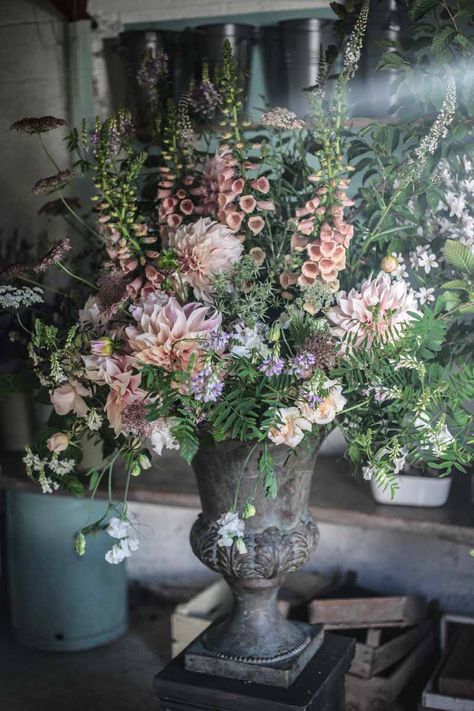 Blog - Green and Gorgeous, Seasonal British Flowers Cottage Garden Flower Arrangement, Beautiful Love Flowers, Peach Cottage, Hedgerow Flowers, Urn Arrangements, Large Floral Arrangements, Large Flower Arrangements, Tafel Decor, British Flowers