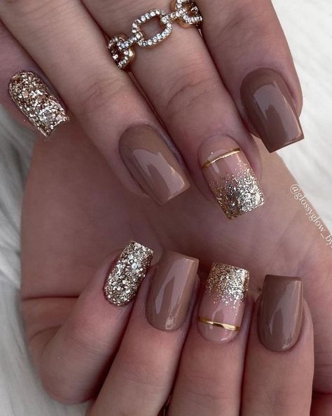 short, acrylic, brown and gold glitter winter nails Winter Acrylic Nails, Ongles Beiges, Nail Polish Colors Winter, Unghie Sfumate, Brown Nails Design, Fingernail Designs, Classy Nail Designs, Nude Nail Designs, Winter Nails Acrylic