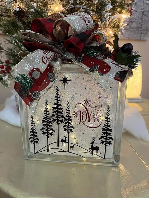 Lighted Glass Blocks Diy, Homade Christmas Gifts, Christmas Glass Blocks, Mothers Day Crafts Preschool, Christmas Wreath Designs, Decorative Glass Blocks, Glass Block Ideas, Cricut Patterns, Christmas Party Crafts