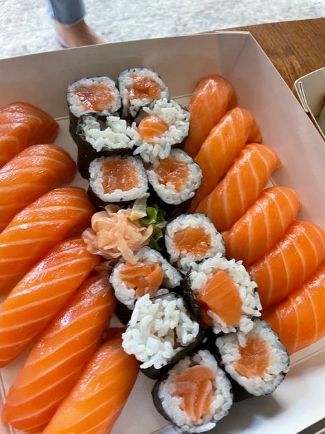 Salmon Nigiri, Sushi Salmon, Sushi And Sashimi, Sushi Nigiri, Maki Sushi, Japanese Food Sushi, Sashimi Sushi, Food Sushi, Salmon Sushi