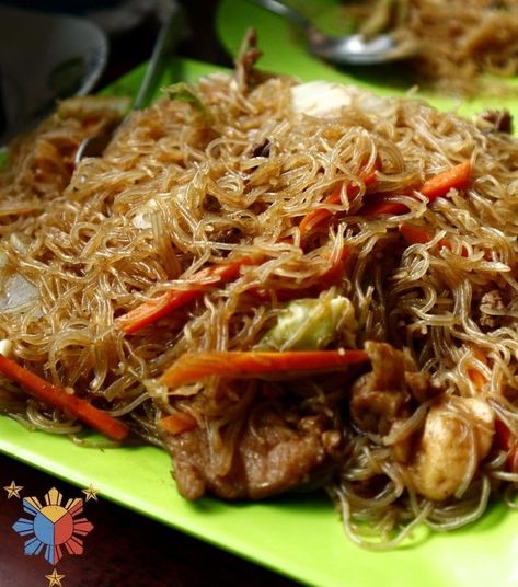 Pansit Recipe Filipino Dishes, Filipino Glass Noodle Recipes, Chicken Rice Noodle Recipes, Pancit Recipe Filipino, Filipino Fried Rice, Pancit Filipino, Philapino Recipes, Chicken Rice Noodle, Bihon Recipe