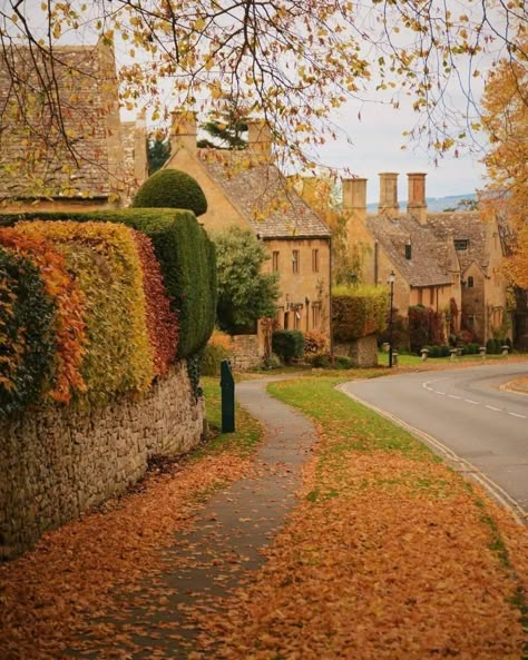 Cotswolds Autumn, Broadway Worcestershire, Autumn Village, Autumn Countryside, Cotswold Villages, Seasons Autumn, English Village, British Countryside, Autumn Colours