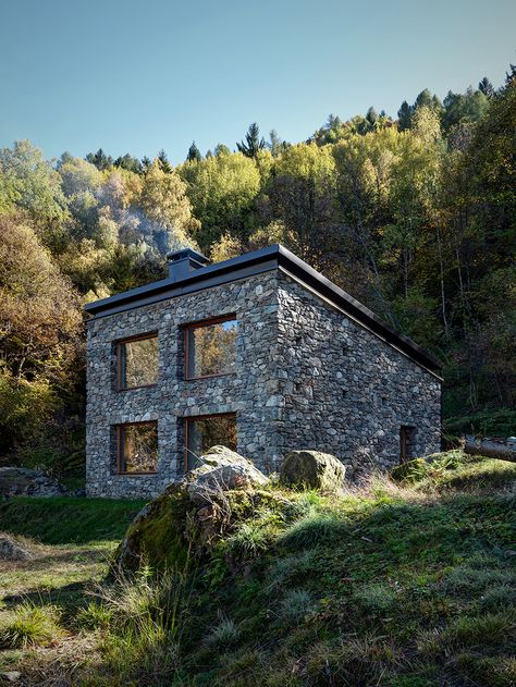 Build Your Own Cabin, Stone Buildings, Italian Country, Alpine Design, Wood Architecture, Cabin In The Woods, Cabin Life, Old Stone, Stone Houses