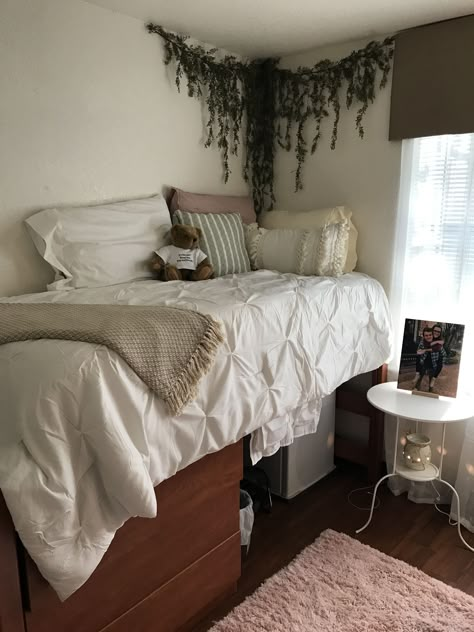 Earth Tone Dorm Room Ideas, Dorm Room Earthy Tones, Earth Tones Dorm Room, College Dorm Room Aesthetic Minimalist, University Aesthetic Dorm, Earth Tone Dorm Room, Minimalist Dorm Room, Unique Dorm Room, Chic Dorm