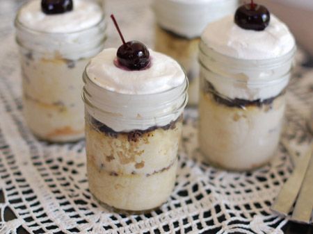 Individual Tres Leches Cakes. Assembled in easy-to-transport mason jars, individual tres leches cakes are a make-ahead, mouthwatering dessert for potlucks! Shooter Desserts, Party Food Easy, Dessert Shooters, Potluck Desserts, Individual Cakes, Dessert In A Jar, Individual Desserts, Tres Leches Cake, Food Easy