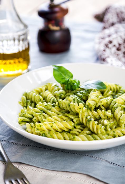 Receta: ensalada de fusilli de 4 cereales sin gluten y salsa alioli detox. Haz click en la foto para ir a la receta. #recetas #detox #singluten Pasta With Pesto, Pasta House, Pesto Pasta Recipe, Pasta Types, Pasta Al Pesto, Pesto Pasta Recipes, How To Make Pesto, Pasta Casserole, Small Pasta