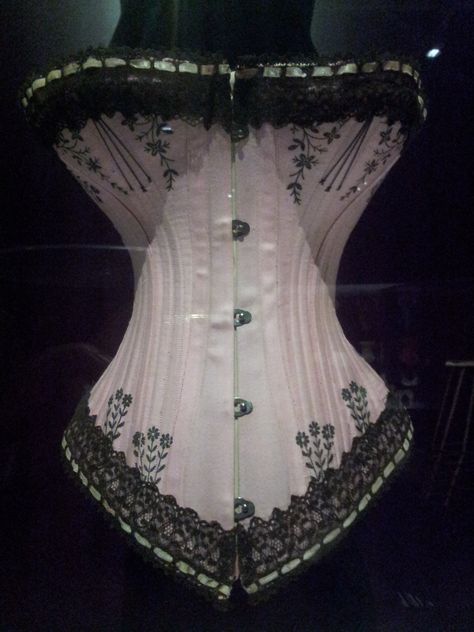 Victorian corset, at Barcelona Design Museum. Victorian Corsets, Antique Corset, Edwardian Corsets, Barcelona Design, 1880s Fashion, Victorian Corset, Corset Pattern, Vintage Corset, Lace Tights