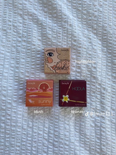 Benefit Highlighter, Aesthetic Grwm, Benefit Hoola, Hoola Bronzer, Makeup Bag Essentials, Makeup Is Life, Matte Bronzer, Pinterest Makeup, Makeup Aesthetic