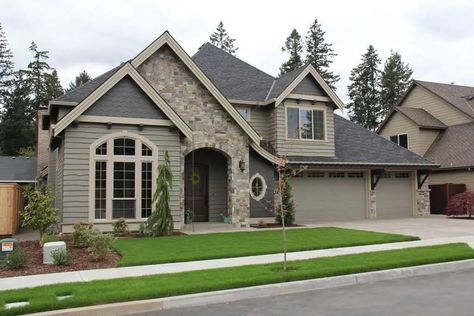 37 Magnificent Home Exteriors (Photo Gallery) Exterior Entryway Ideas, Home Exterior Styles, Exterior Entryway, Transitional Exterior, Home Exteriors, Entryway Ideas, Home Exterior, Exterior Paint Colors, House Designs Exterior