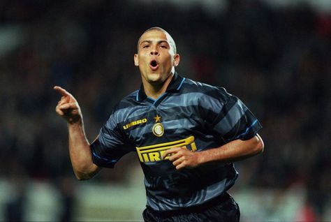 Ronaldo - Inter Milan Ronaldo Inter, Brazilian Soccer Players, Ronaldo 9, Best Football Players, Football Icon, Retro Football, Soccer Player, Team Jersey, Vintage Football