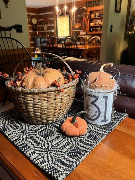 Primitive Thanksgiving Decor, Primitive Thanksgiving, Primitive Autumn, Primitive Dining Rooms, Primitive Living, Primitive Living Room, Primative Decor, Halloween Dolls, Fall Pumpkin Crafts